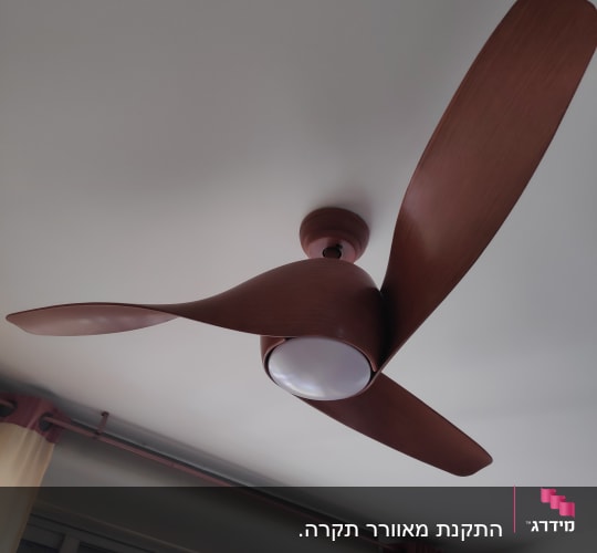 מאוורר תקרה חום עם שלוש כנפיים